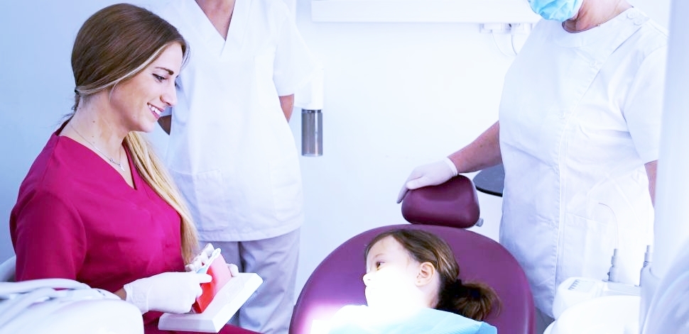 Imagen de una dentista de la clínica en una cirugía dental