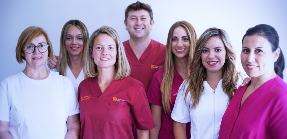 Imagen del equipo de dentistas y auxiliares de la clínica dental